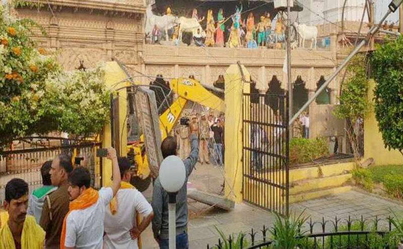 मथुरा में चला अतिक्रमण अभियान, विरोध में तीन मंदिरों ने कपाट किए बंद
