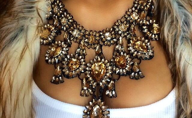 हर तरह की आउटफिट पर सूट करते हैं यह स्टेटमेंट नेकलेस