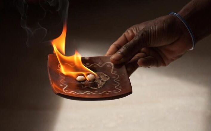 कपूर को घर में रखने से होते हैं ये कुछ खास फायदे, आजमाएं जरूर