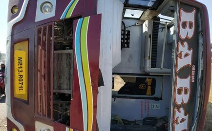 सेंधवा के करीब पलटी बस, कई यात्री हुए घायल