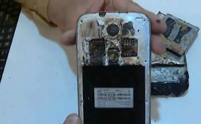 मोबाइल पर गेम खेलते वक्त बैटरी फटी, तीन बच्चे घायल