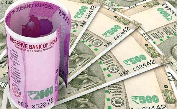 रुपये में गिरावट पर सरकार ने कहा, चिंता की कोई बात नहीं रुपये में गिरावट पर सरकार ने कहा, चिंता की कोई बात नहीं