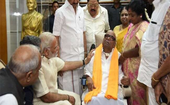 करुणानिधि का निधन: अस्पताल के बाहर समर्थकों का जमावड़ा