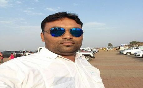 सूरत में चलती ट्रेन में लुटेरों से फोन बचाने के चक्‍कर में कांग्रेस जिला प्रमुख की मौत