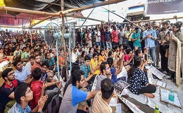 वडोदरा में डॉक्टरों का प्रदर्शन: देशव्यापी हड़ताल वडोदरा में डॉक्टरों का प्रदर्शन: देशव्यापी हड़ताल