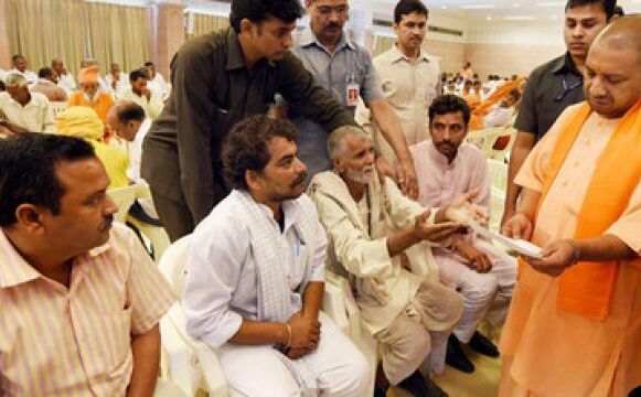 सीएम योगी आदित्यनाथ ने गोरखनाथ मठ में लगाया जनता दरबार