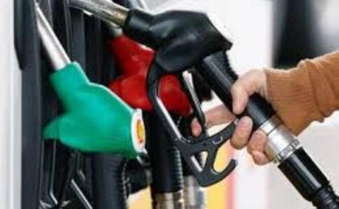 नए साल में 5वीं बार घटे पेट्रोल और डीजल के दाम, जानिए क्या है आज का भाव