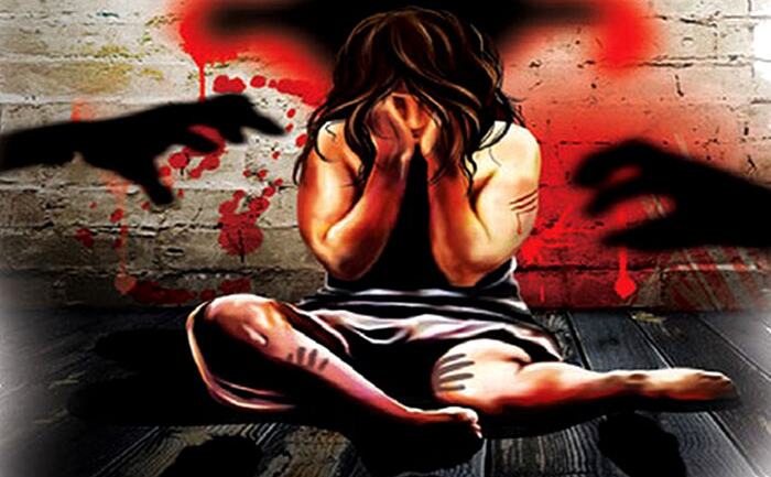 पति के सामने पत्‍नी और बेटी के साथ सामूहिक दुष्‍कर्म