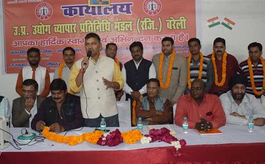 सरकार की बुराई पर विधायक व पूर्व सपा सांसद के बीच माइक की छीनाझपटी