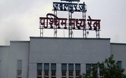 ट्रेन की लोकेशन बताएंगे निजी कर्मचारी, इन स्टेशनों पर मिलेगी सुविधा ट्रेन की लोकेशन बताएंगे निजी कर्मचारी, इन स्टेशनों पर मिलेगी सुविधा