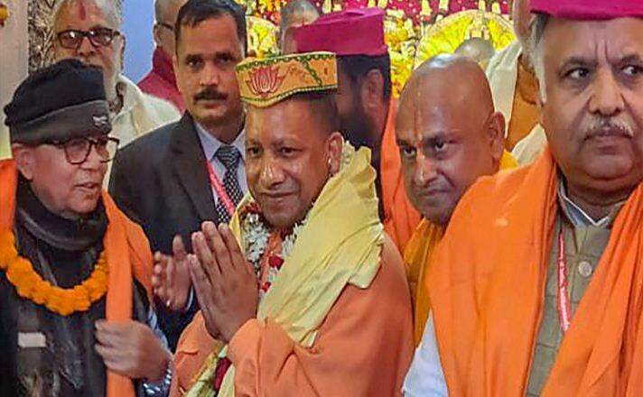 CM योगी, राम-सीता स्‍वयंवर में शामिल हुए, हेलीकॉप्‍टर से फूल बरसे  CM योगी, राम-सीता स्‍वयंवर में शामिल हुए, हेलीकॉप्‍टर से फूल बरसे