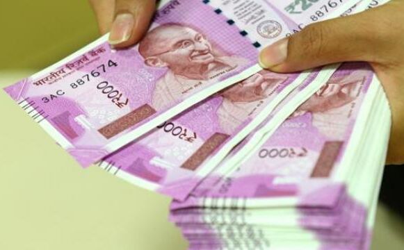 रुपये में अचानक गिरावट या मजबूती आना सही नहीं : SBI रुपये में अचानक गिरावट या मजबूती आना सही नहीं : SBI