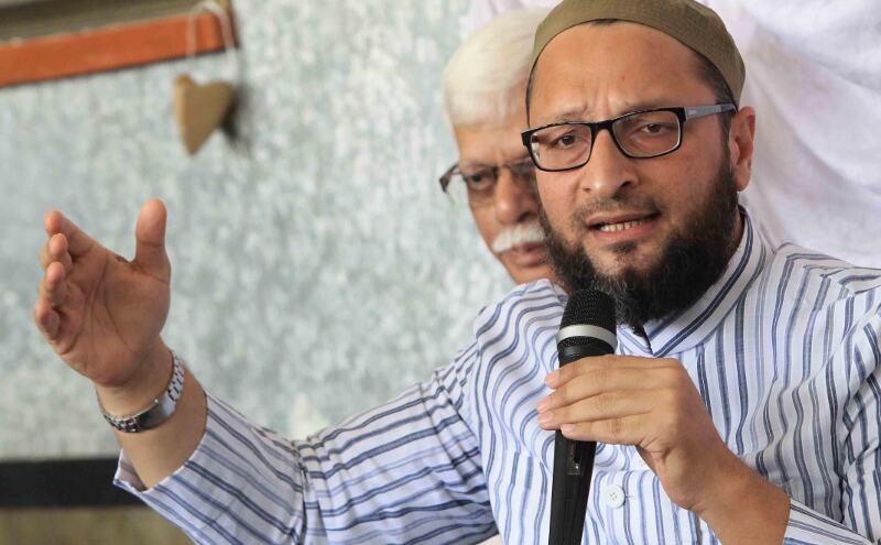 मुंबई में ओवैसी पर फेंका गया जूता, तीन तलाक बिल का रहे थे विरोध