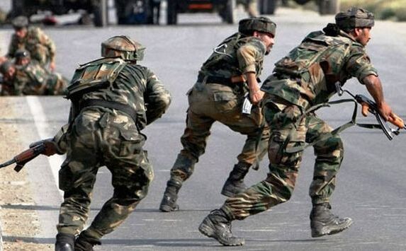 त्राल में आतंकी हमला, CRPF कैंप पर फेंका गया ग्रेनेड त्राल में आतंकी हमला, CRPF कैंप पर फेंका गया ग्रेनेड