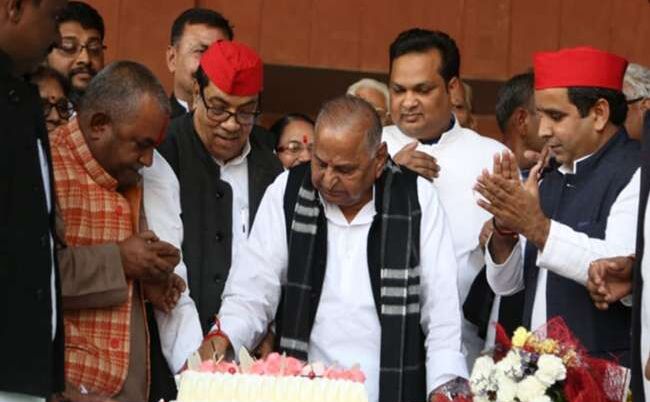 समाजवादी पार्टी के कार्यालय में अखिलेश ने दी मुलायम को जन्मदिन की बधाई