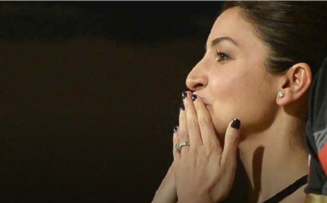 विराट कोहली का मैच देखने पहुंची अनुष्का शर्मा, फ्लाइंग किस देकर किया चीयर