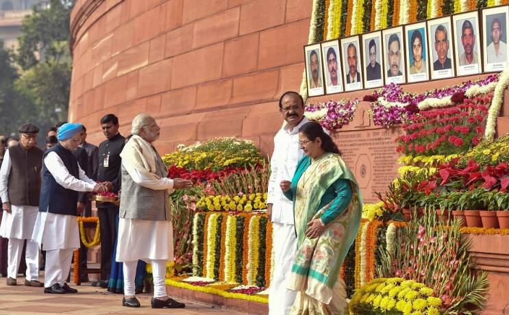 संसद हमले को 17 साल: PM मोदी सहित संसद सदस्यों ने शहीदों को दी श्रद्धांजलि