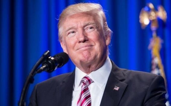 आलोचना के बाद ट्रंप बैकफुट पर आए, व्हाइट हाउस पर झुकाया गया झंडा