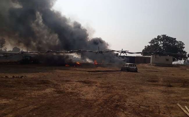 सोनभद्र के कोन में बालू खनन को लेकर ग्रामीणों ने किया बवाल, जबर्दस्त आगजनी