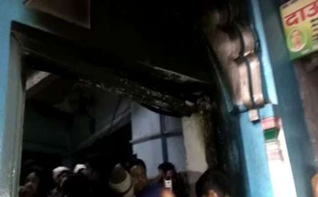 कासगंज के धार्मिक स्थल के दरवाजे पर आग लगाने से फिर बढ़ा तनाव