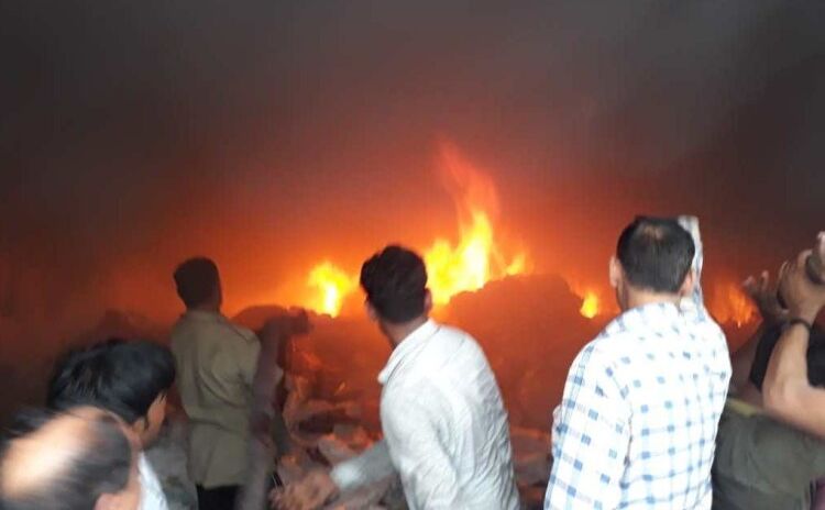 चंदौली में डीजे कोर्ट में लगी आग, सौ से अधिक फाइलें जलकर राख चंदौली में डीजे कोर्ट में लगी आग, सौ से अधिक फाइलें जलकर राख