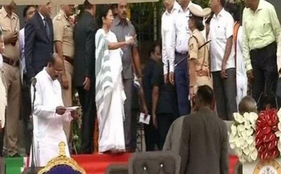 कुमारस्वामी के शपथ ग्रहण समारोह में भड़कीं ममता, DGP को मंच पर ही सुनाई खरीखोटी