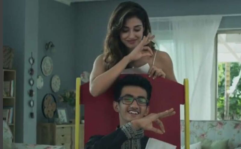 VIDEO: दिशा पटानी ने रक्षाबंधन से पहले ही दिया भाई को गिफ्ट, लाखों लोगों ने किया लाइक