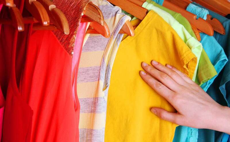 ज्यादा पैसा कमाना चाहते हैं तो पहनें इस रंग की शर्ट और टी-शर्ट