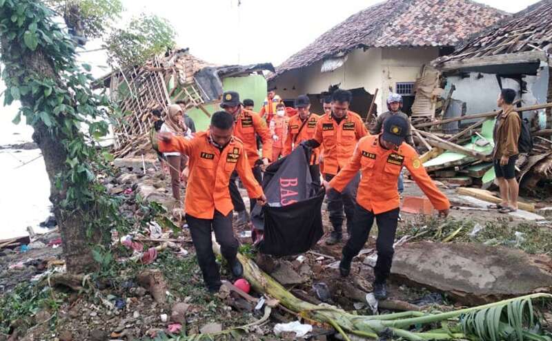 इंडोनेशिया : सुनामी के बाद बुरे हालात, भूखे-बीमार लोगों से ठसाठस भरे हैं शरणार्थी शिविर