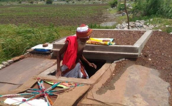 70 साल के बुजुर्ग ने अपनी ही कब्र खोदी, बोले अब नहीं रहना पापियों के देश मे 70 साल के बुजुर्ग ने अपनी ही कब्र खोदी, बोले अब नहीं रहना पापियों के देश मे