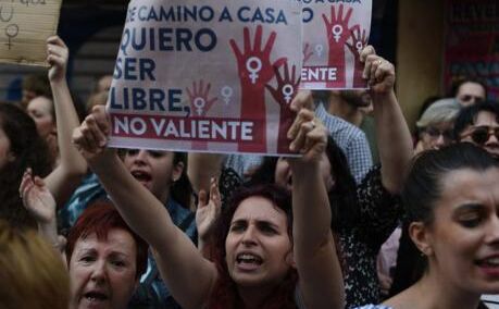 स्पेन में 5 लड़कों ने गैंगरेप कर बनाया VIDEO, कोर्ट ने कहा- ये सहमति से हुआ