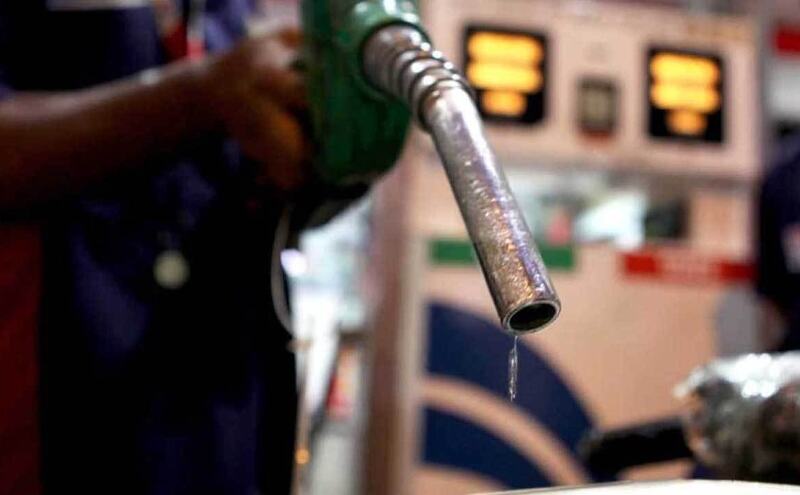ईंधन के दाम घटाने के लिए टैक्स लगाएगी सरकार