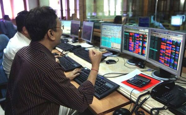 रिकॉर्ड स्तर पर बाजार, सेंसेक्स 33981,निफ्टी 10521 पर खुला