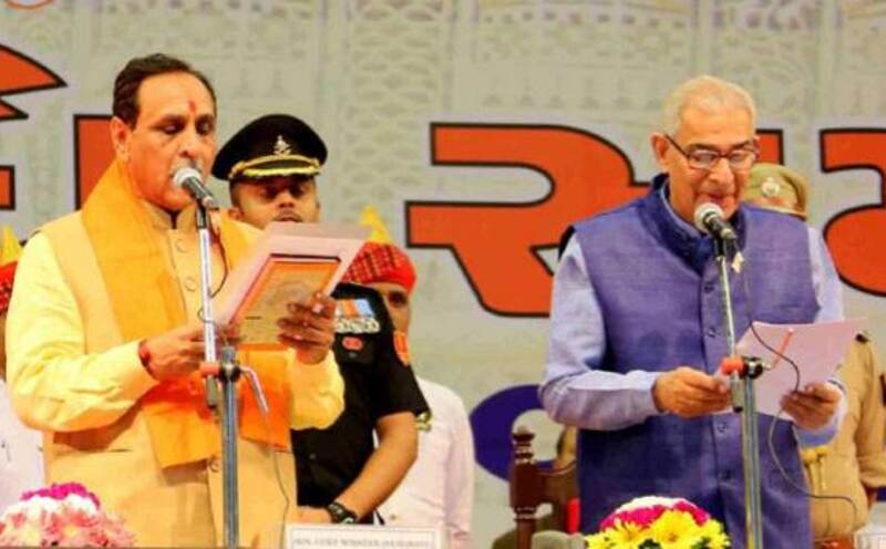 कुछ देर में शपथ लेंगे रूपाणी, एयरपोर्ट से सचिवालय तक मोदी का रोड शो जारी