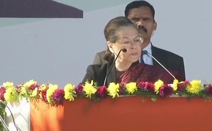 कार्यकर्ताओं के पटाखों ने दबाई सोनिया गांधी की आवाज, बीच में रोकना पड़ा भाषण