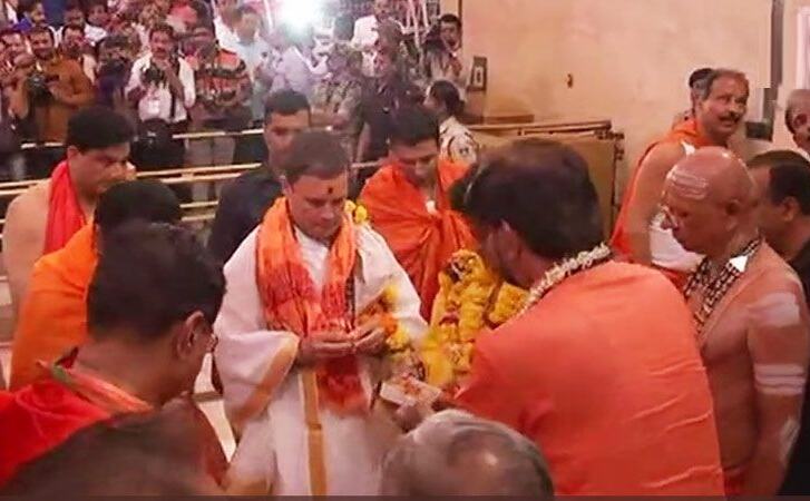 धोती पहनकर महाकाल के दर्शन को पहुंचे राहुल गांधी, संबित पात्रा बोले- अपना गोत्र बताइए