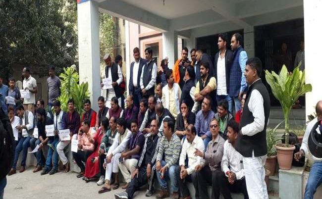 जदयू नेता प्रशांत किशोर की गिरफ्तारी की मांग को ले धरने पर बैठे बीजेपी नेता