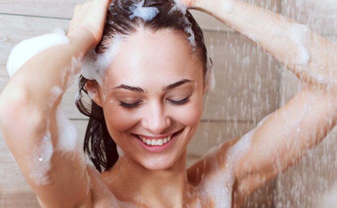 क्या आप करते हैं शैम्पू का सही तरीके से इस्तेमाल, ये होती हैं गलतियां