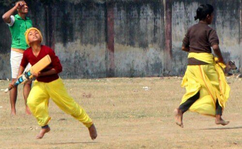 कमेंट्री शुरू हुई इदानीं यष्टिक्रीड़ा आरक्यते धोती-कुर्ते में उतर गए बैट्समैन और बॉलर