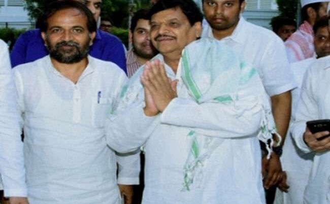 अखिलेश के रोजा इफ्तार में पहुँचे मुलायम और चाचा शिवपाल