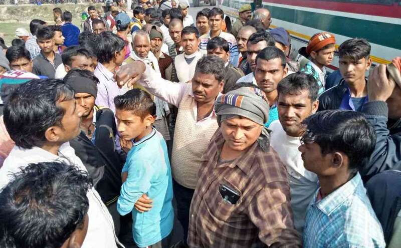 मासूम के अपहरण पर भड़का जनाक्रोश, भीड़ ने सड़क जाम कर की आगजनी मासूम के अपहरण पर भड़का जनाक्रोश, भीड़ ने सड़क जाम कर की आगजनी