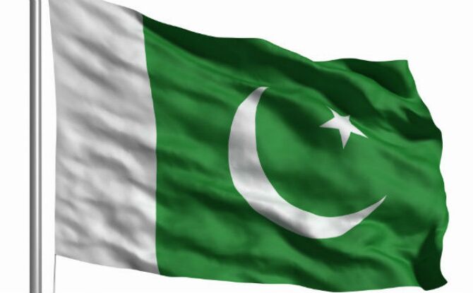 पाकिस्तानी यूनिवर्सिटी का फरमान, छात्र-छात्राएं छह इंच की दूरी बनाकर चलें, सोशल मीडिया पर वायरल