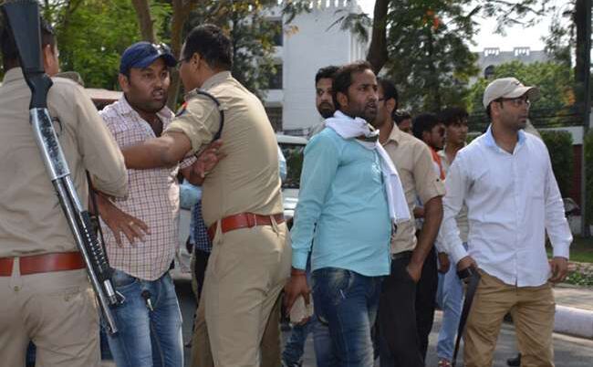 AMU में कल के बवाल के बाद आज भी माहौल तनावपूर्ण, जगह-जगह पर पुलिस की निगरानी