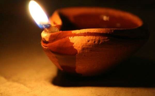 अगर आप भी घर में जलाते हैं दीपक तो जरूर पढ़िये ये खबर, होगा चमत्कारिक लाभ