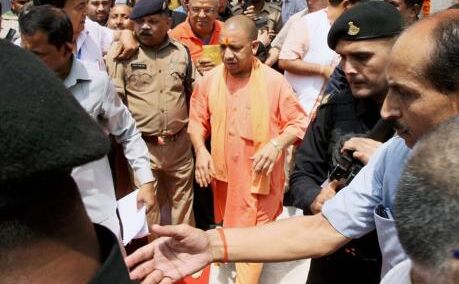 कुशीनगर के लिये मुख्यमंत्री योगी आदित्यनाथ हुए रवाना, मृत बच्चों के परिजनों को देंगे सांत्वना