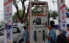 पेट्रोल-डीजल में पिछले 15 दिनों की सबसे बड़ी कटौती, आगे और गिरेंगी कीमतें