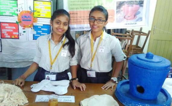 इन पैडगर्ल्स ने केले के छिलके से बनाया सैनिटरी पैड इन पैडगर्ल्स ने केले के छिलके से बनाया सैनिटरी पैड