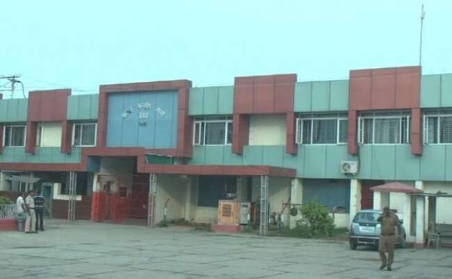 मोतिहारी सेंट्रल जेल में छापा, मोबाइल व चार्जर समेत कई आपत्तिजनक चीजें बरामद