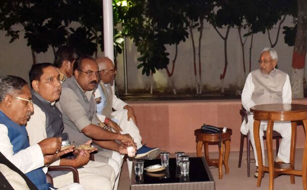 छठ महापर्व पर CM नीतीश के घर उल्लास, लालू-राबड़ी आवास पर पसरा सन्नाटा