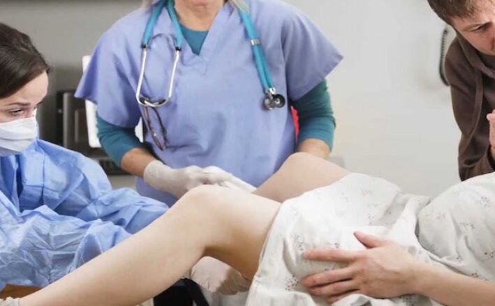 पाकिस्तान में डिलीवरी के समय बच्चे का सिर डॉक्टर के हाथ में और धड़ मां के पेट में